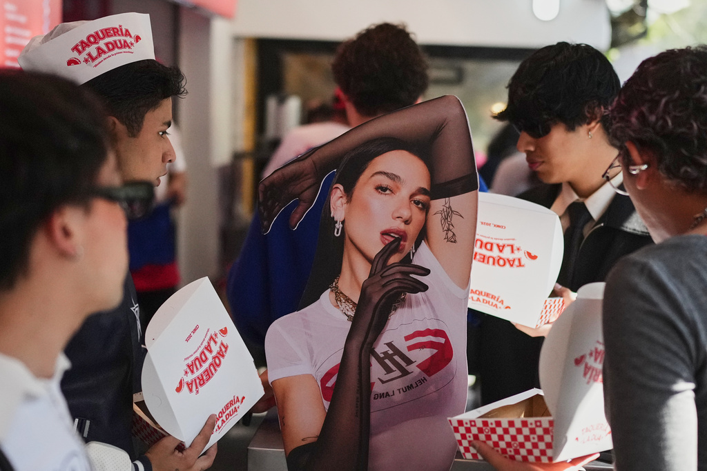 Fans and consumers take part in the opening of Dua Lipa's Taqueria, a pop-up restaurant for her fans in Mexico City, Monday, Dec. 1, 2025. (AP Photo/Eduardo Verdugo)
