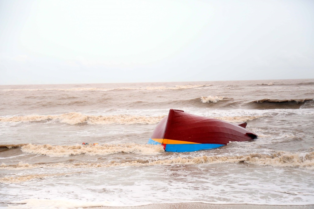 A boat is washed ashore in Quang Tri, Vietnam, Monday, Sept. 29, 2025, after Typhoon Bualoi went through the area. (Vo Ta Chuyen/VNA via AP)