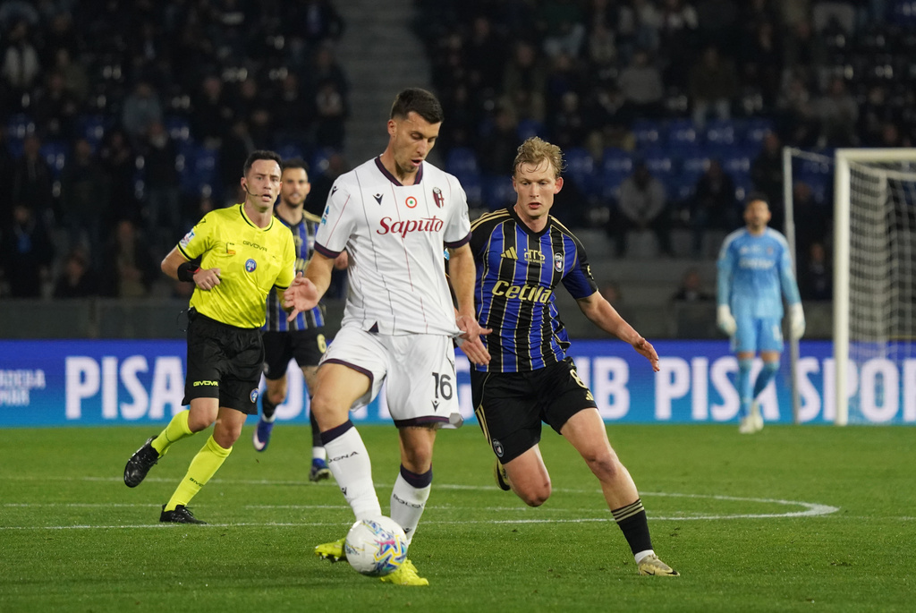 Bologna's Nicolo Casale and Pisa's Malthe Hojholt, right, go for the ball during the Serie A soccer match between Pisa and Bologna, in Pisa, Italy, Monday, March 2, 2026. (Alessandro La Rocca/LaPresse via AP)
