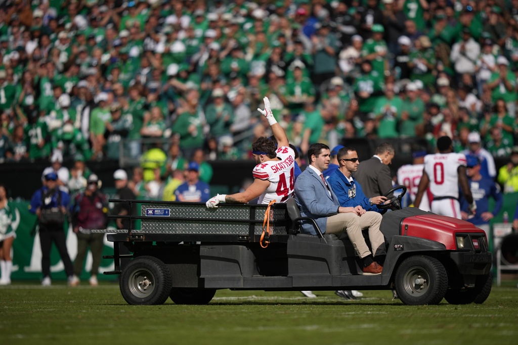 New York Giants running back Cam Skattebo (44) waves as he leaves the field after an injury during the first half of an NFL football game against the Philadelphia Eagles on Sunday, Oct. 26, 2025, in Philadelphia. (AP Photo/Matt Slocum)
