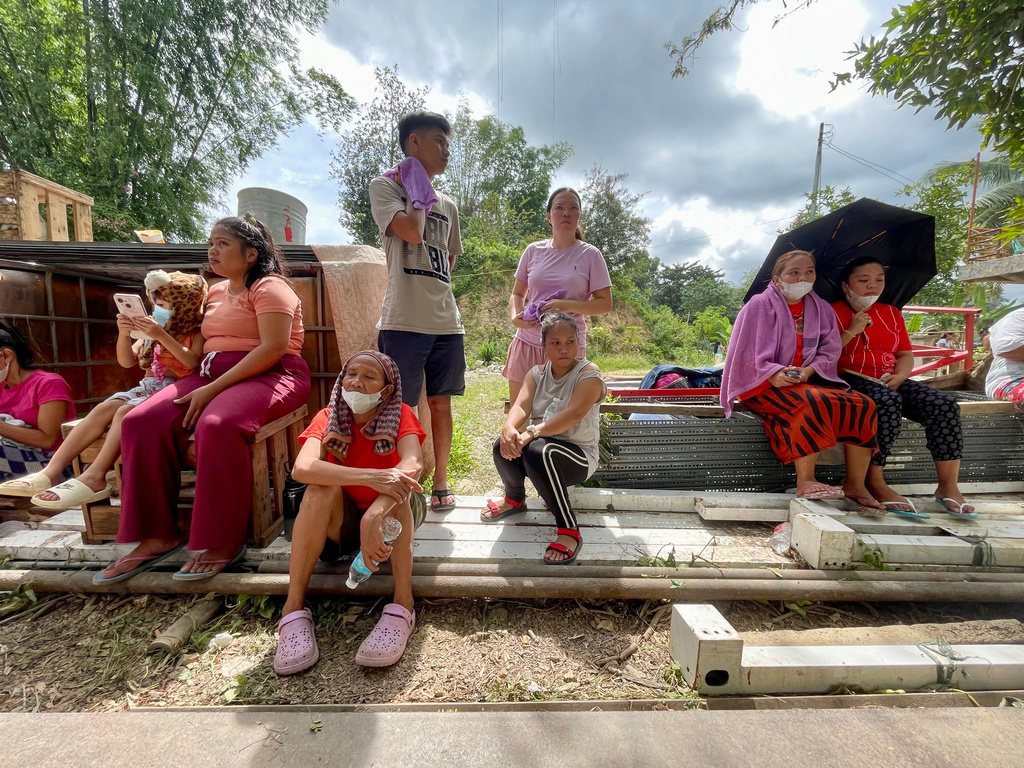 Family members and relatives wait as rescuers continue operations on a collapsed waste segregation facility in Binaliw, Cebu city, central Philippines on Saturday, Jan. 10, 2026. (AP Photo/Jacqueline Hernandez)