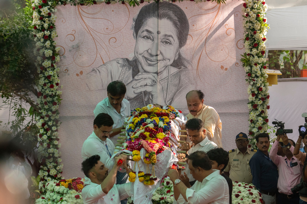 Friends and relatives carry the body of a legendary Bollywood singer Asha Bhosle for the funeral outside her home in Mumbai, India, Monday, April 13, 2026 .(AP Photo/Rafiq Maqbool)