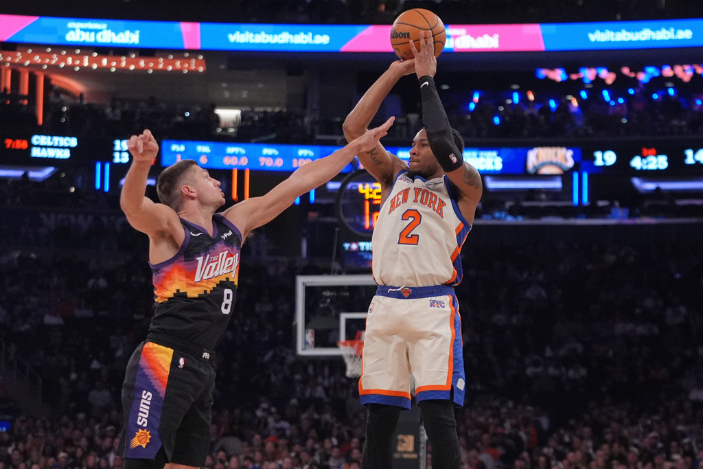 Phoenix Suns' Grayson Allen (8) defends New York Knicks' Miles McBride (2) during the first half of an NBA basketball game Saturday, Jan. 17, 2026, in New York. (AP Photo/Frank Franklin II)