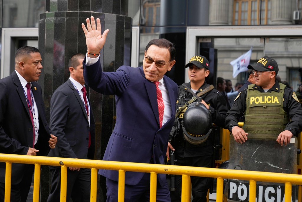 Former President Martin Vizcarra, who faces corruption charges, waves as he arrives for a sentence hearing, in Lima, Peru, Wednesday, Nov. 26, 2025. (AP Photo/Martin Mejia)