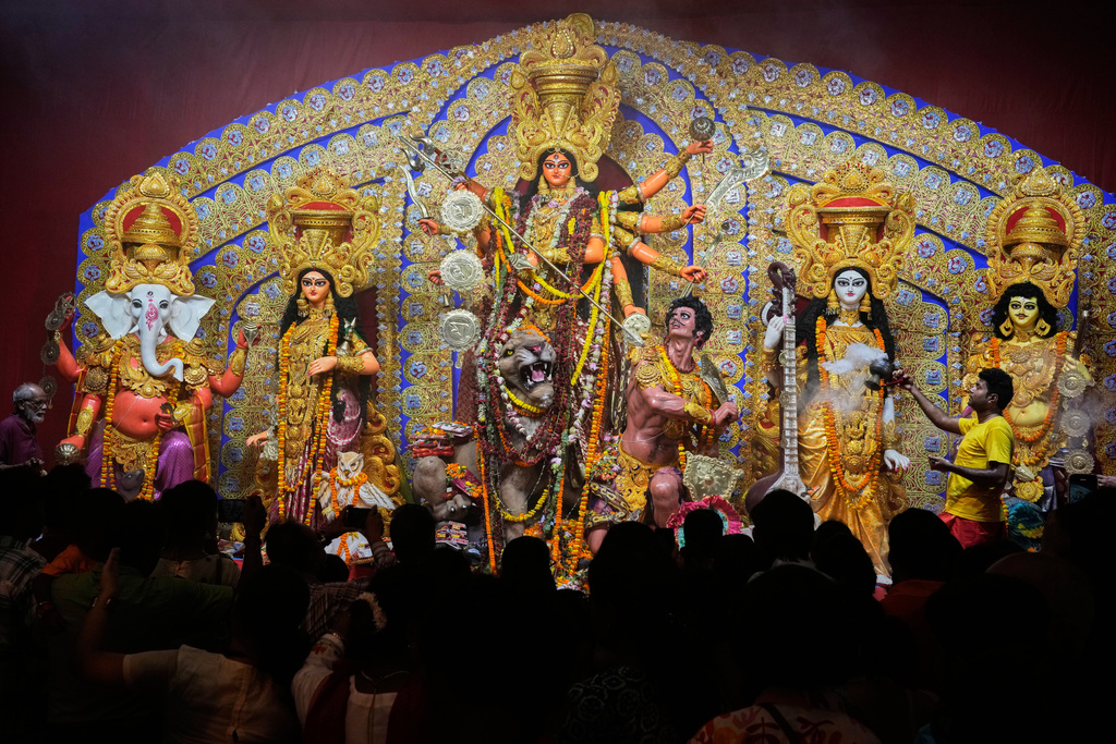 A priest worship an idol of goddess Durga on the second day of Hindu festival Durga Puja at a makeshift worsip venue, in Kolkata, India, Tuesday, Sept. 30, 2025. (AP Photo/Bikas Das)