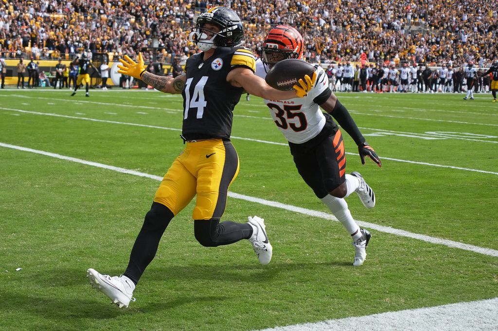 Pittsburgh Steelers wide receiver Roman Wilson, left, reacts after catching a pass for a touchdown as Cincinnati Bengals cornerback Jalen Davis, right, chases during the first half of an NFL football game against the Cincinnati Bengals in Pittsburgh, Sunday, Sept. 27, 2026. (AP Photo/Gene J. Puskar)