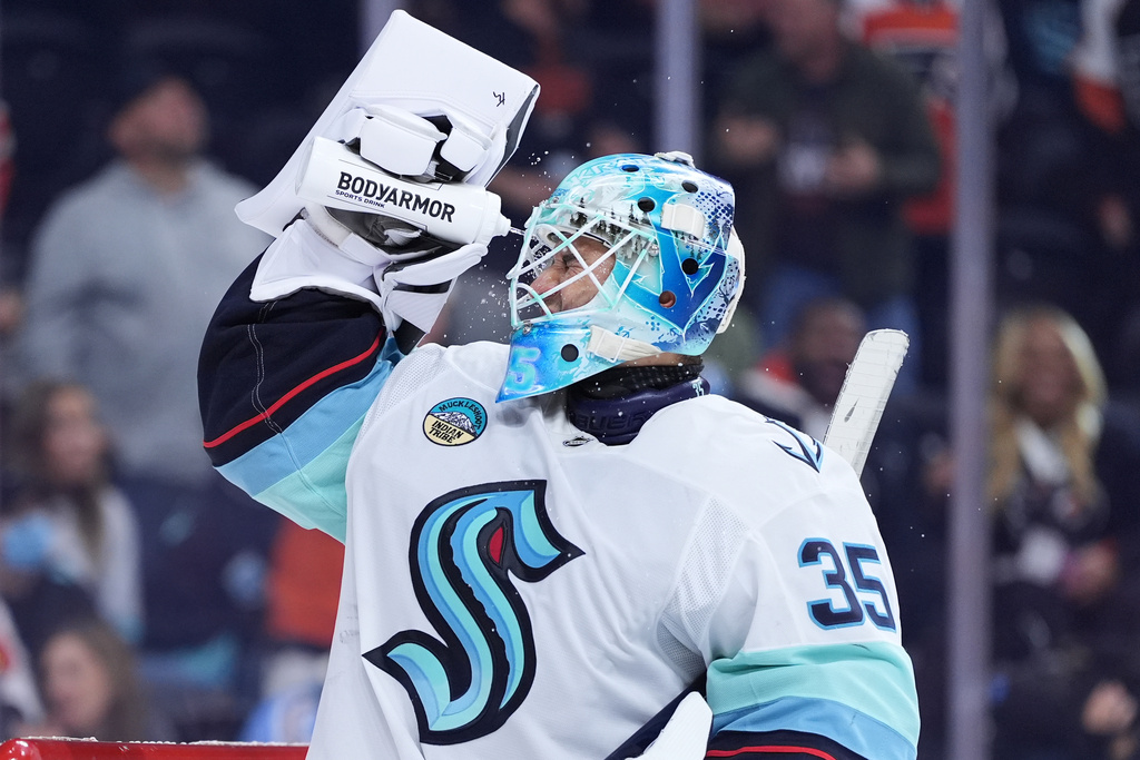 Seattle Kraken's Joey Daccord squirts water on his face after giving up a goal to Philadelphia Flyers' Noah Cates during the second period of an NHL hockey game Monday, Oct. 20, 2025, in Philadelphia. (AP Photo/Matt Slocum)