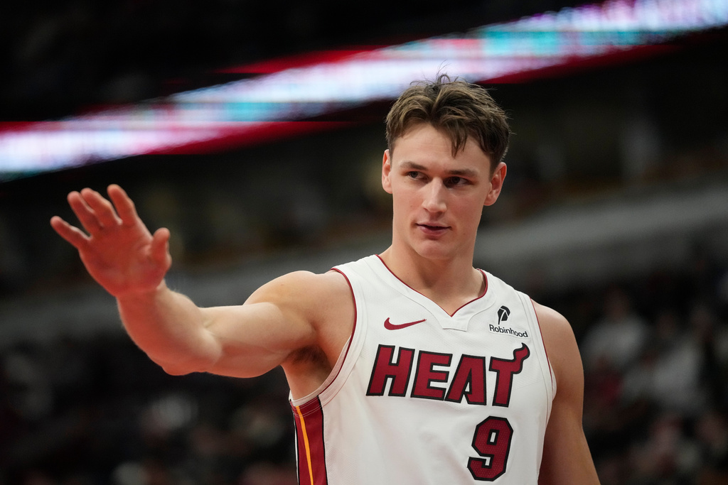 Miami Heat guard Pelle Larsson waves to the bench after getting fouled by the Chicago Bulls during the first half of an NBA basketball game, Thursday, Jan. 29, 2026, in Chicago. (AP Photo/Erin Hooley)