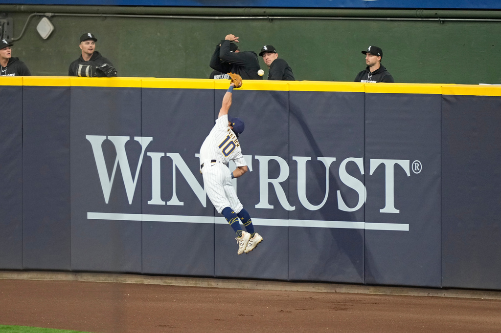 Milwaukee Brewers right fielder Sal Frelick misses a home run hit by Chicago White Sox's Munetaka Murakami (5) during the second inning of a baseball game, Sunday, March 29, 2026, in Milwaukee. (AP Photo/Kayla Wolf)