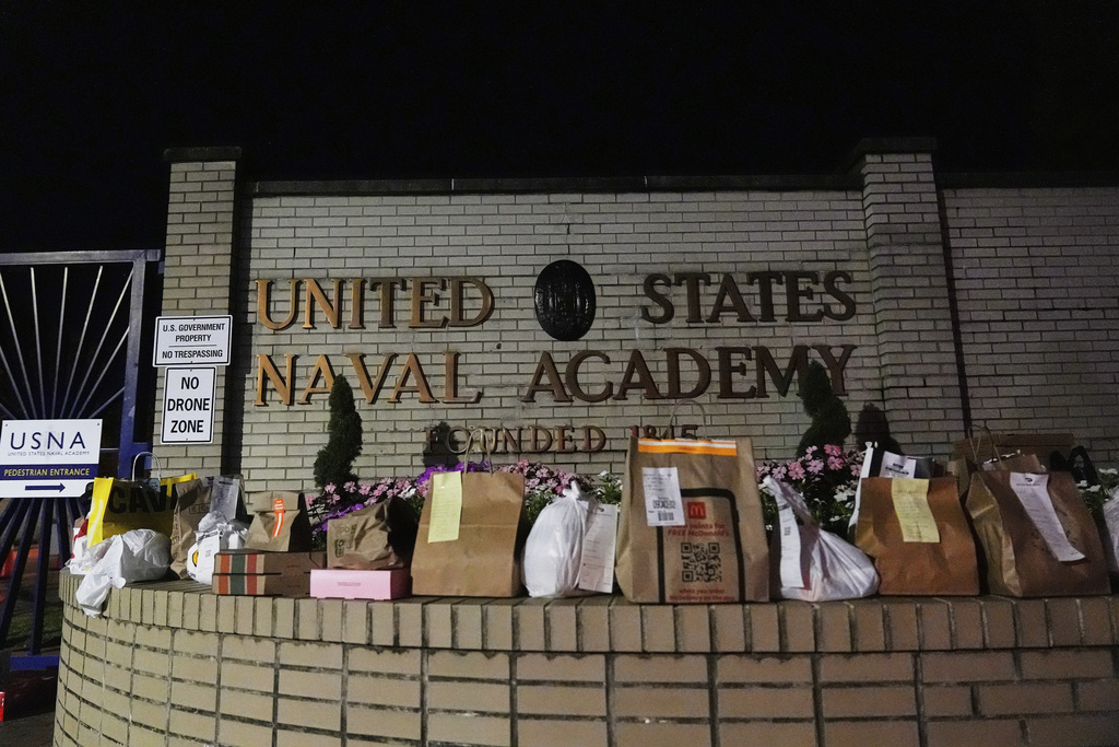 Food delivery orders are left near the entrance of the U.S. Naval Academy, Thursday, Sept. 11, 2025, in Annapolis, Md. (AP Photo/Stephanie Scarbrough)