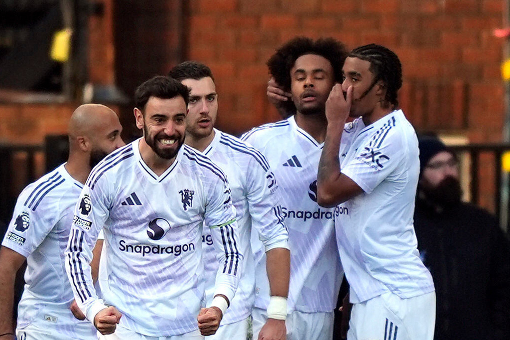 Manchester United's Joshua Zirkzee, second right, celebrates scoring with teammates during the English Premier League soccer match between Crystal Palace and Manchester United in London, Sunday Nov. 30, 2025. (Jordan Pettitt/PA via AP)