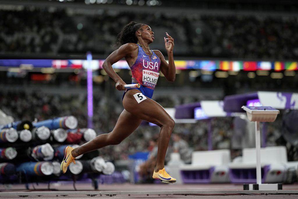 United States' Alexis Holmes leads her team to the gold medal in the mixed 4 X 400 meters relay final at the World Athletics Championships in Tokyo, Saturday, Sept. 13, 2025. (AP Photo/Louise Delmotte)