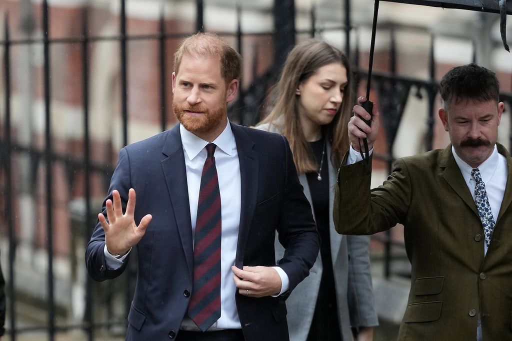 Britain's Prince Harry arrives at London's High Court to lead a group, including Elton John and Elizabeth Hurley, accusing the Daily Mail's publisher of privacy invasion through unlawful tactics in a trial that is part of a wider phone hacking scandal in London, Wednesday, Jan. 21, 2026. (AP Photo/Kirsty Wigglesworth)