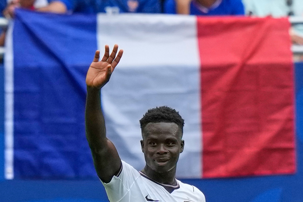 England's Bukayo Saka (7) celebrates scoring their fourth goal during the World Cup third-place playoff soccer match between France and England in Miami Gardens, Fla., Saturday, July 18, 2026. (AP Photo/Lynne Sladky)