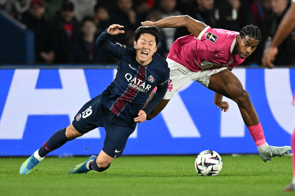 Toulouse's Dayann Methalie fouls PSG's Lee Kang-in during a League One soccer match between Paris Saint-Germain and Toulouse in Paris, France, Friday, April 3, 2026. (AP Photo/Emma Da Silva)
