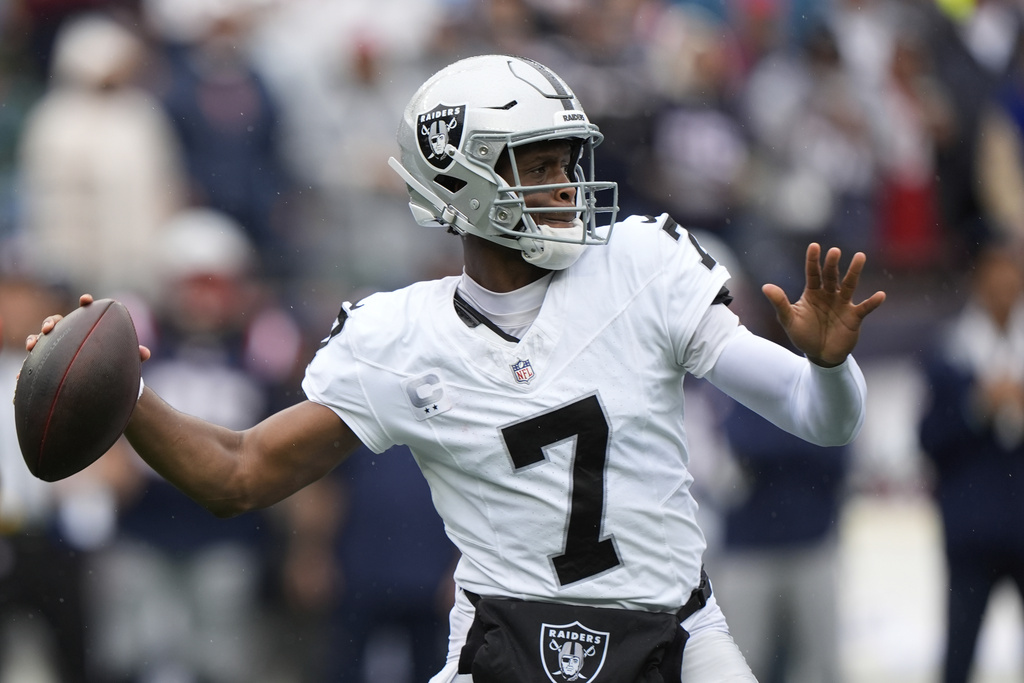 Las Vegas Raiders quarterback Geno Smith (7) throws against the New England Patriots during the first half of an NFL football game, Sunday, Sept. 7, 2025, in Foxborough, Mass. (AP Photo/Robert F. Bukaty)
