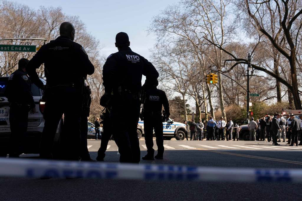NYPD officers stand outside Carl Schurz Park as they investigate suspicious device, Tuesday, March 10, 2026, in New York. (AP Photo/Yuki Iwamura)