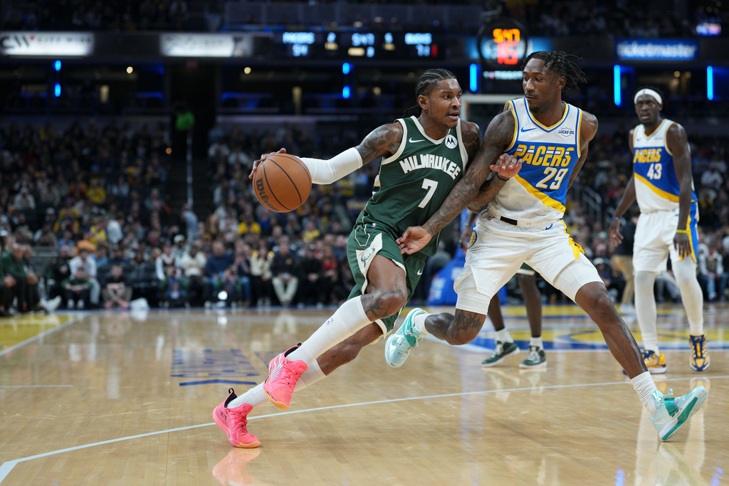 Milwaukee Bucks guard Kevin Porter Jr. (7) moves around Indiana Pacers guard Quenton Jackson (29) during the second half of an NBA basketball game in Indianapolis, Tuesday, Dec. 23, 2025. (AP Photo/AJ Mast)