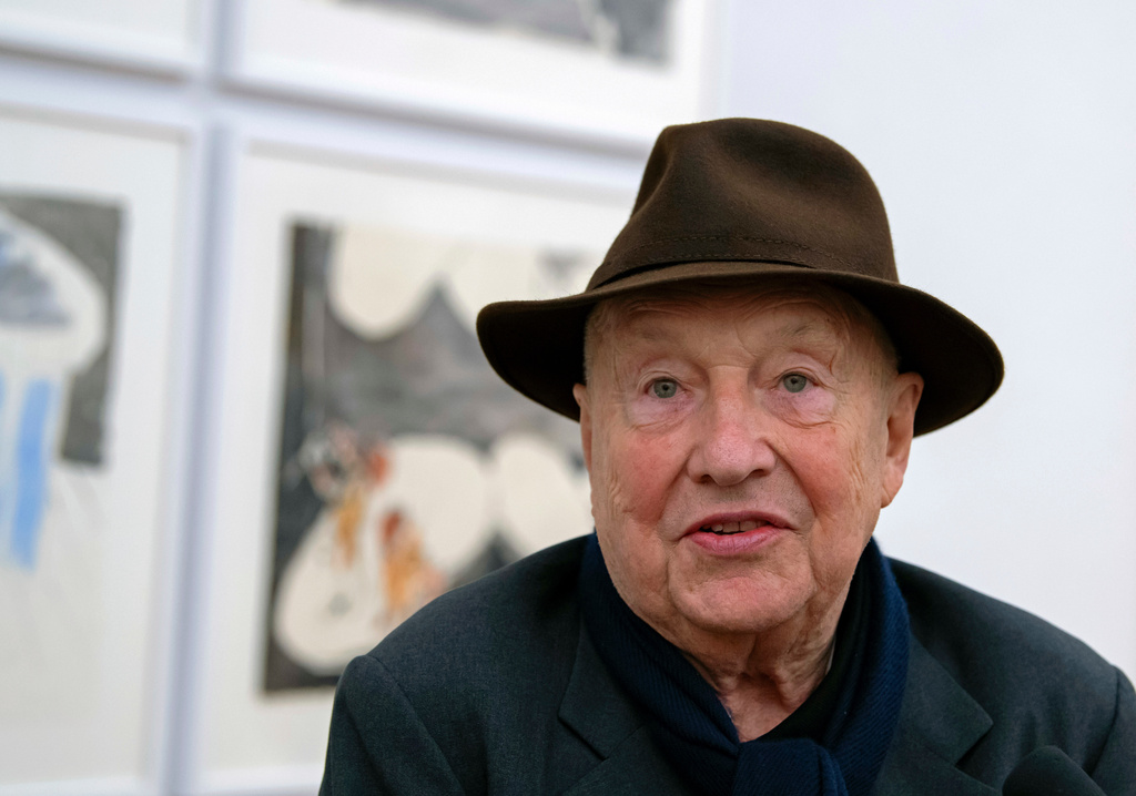 FILE - German artist Georg Baselitz talks with journalists during the press preview of the exhibition 'Georg Baselitz' in the Kunstsammlungen in Chemnitz, Germany, on April 16, 2018. (AP Photo/Jens Meyer, File)