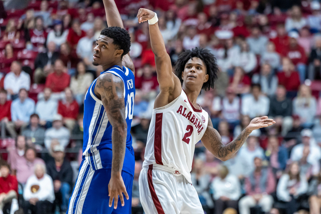 Alabama guard Aden Holloway (2) tracks a long three-point shot with Kentucky guard Otega Oweh (00) defending during the second half of an NCAA college basketball game Saturday, Jan. 3, 2026, in Tuscaloosa, Ala. (AP Photo/Vasha Hunt)