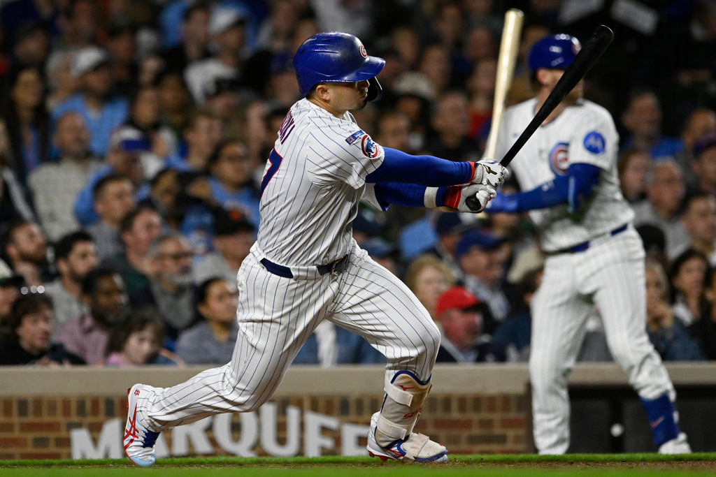 Chicago Cubs' Seiya Suzuki watches his RBI double during the third inning of a baseball game against the New York Mets, Wednesday, Sept. 24, 2025, in Chicago. (AP Photo/Paul Beaty)