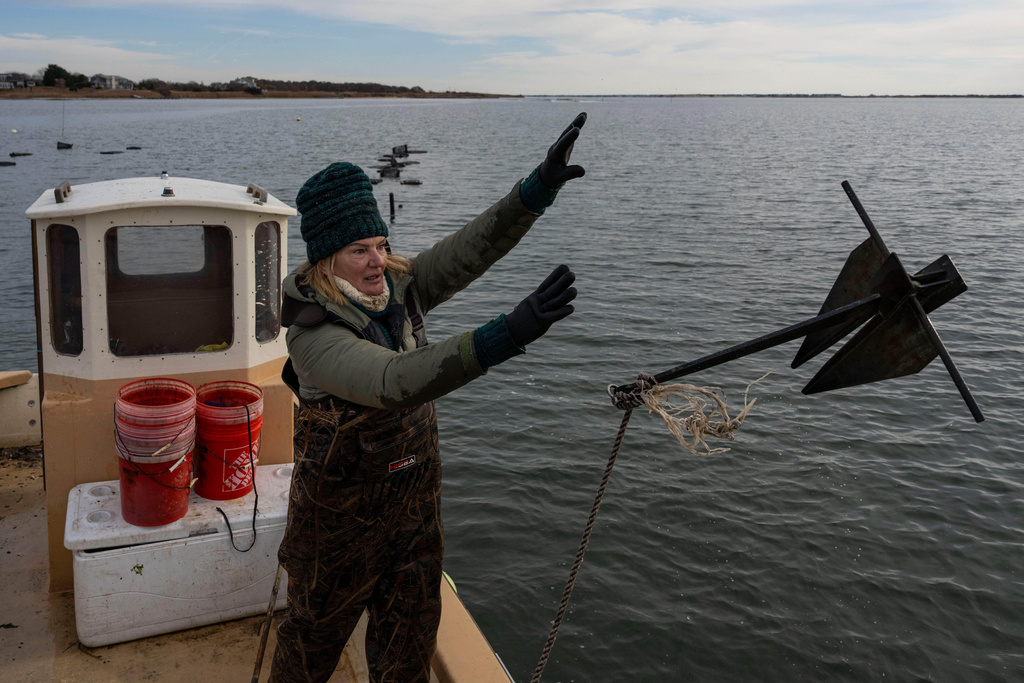 Retired WNBA star and Hall of Famer Sue Wicks throws an anchor from her boat in Moriches Bay in New York, Thursday, Nov. 20, 2025. (AP Photo/Yuki Iwamura)