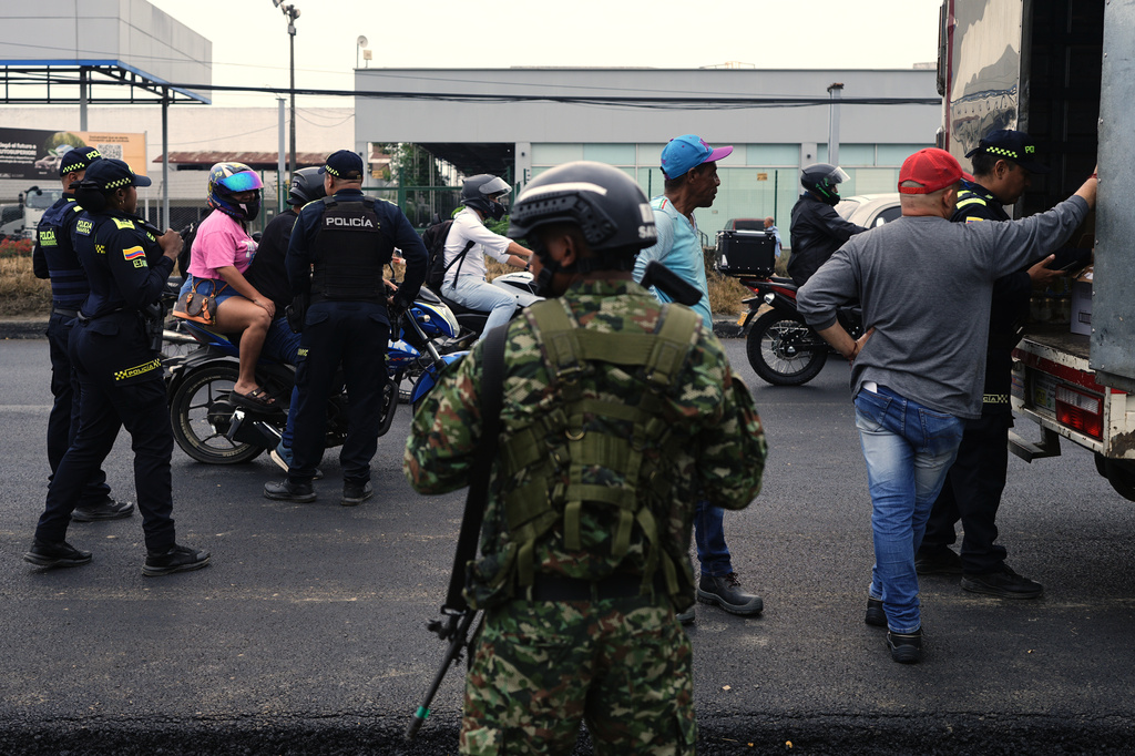 Police inspect vehicles at a checkpoint ahead of the inauguration of President-elect Abelardo de la Espriella in Cali, Colombia, Thursday, Aug. 6, 2026. (AP Photo/Ivan Valencia) (AP Photo/Ivan Valencia)