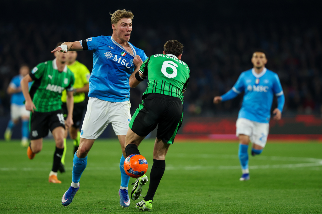 Napoli's Rasmus Hojlund, centre left, and Sassuolo's Sebastian Walukiewicz challenge for the ball during the Serie A soccer match between Napoli and Sassuolo in Naples, Italy, Saturday, Jan. 17, 2026. (Alessandro Garofalo/LaPresse via AP)