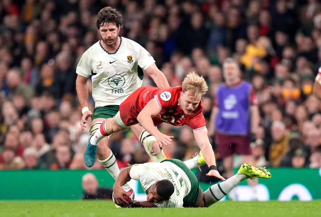 Wales's Blair Murray, center, and South Africa's Damian Willemse during the rugby union international match between Wales and South Africa in Cardiff, Wales, Saturday Nov. 29, 2025. (Andrew Matthews/PA via AP)