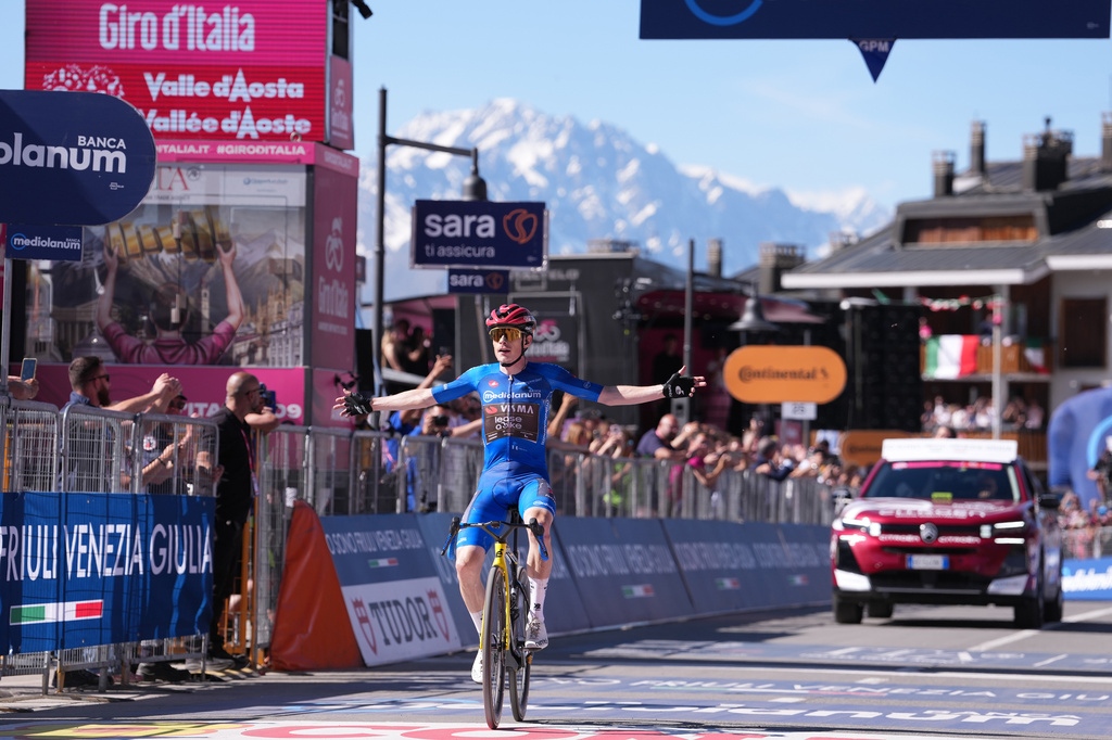 Denmark's Jonas Vingegaard celebrates winning the 14th stage of the Giro d'Italia cycling race, from Aosta to Pila, Italy, Saturday, May 23, 2026. (Gian Mattia d'Alberto /LaPresse via AP)