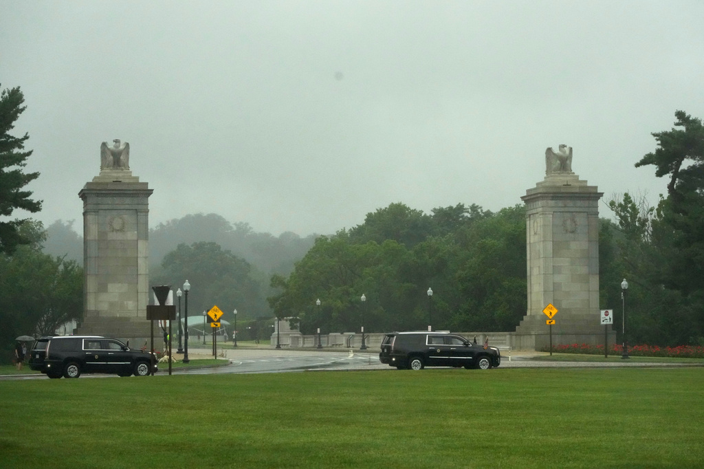 President Donald Trump's motorcade travels in a loop around Memorial Circle near Arlington National Cemetery, en route to the White House following a tour of the East Potomac Park golf course, Sunday, June 28, 2026, in Arlington, Va. (AP Photo/Mark Schiefelbein)