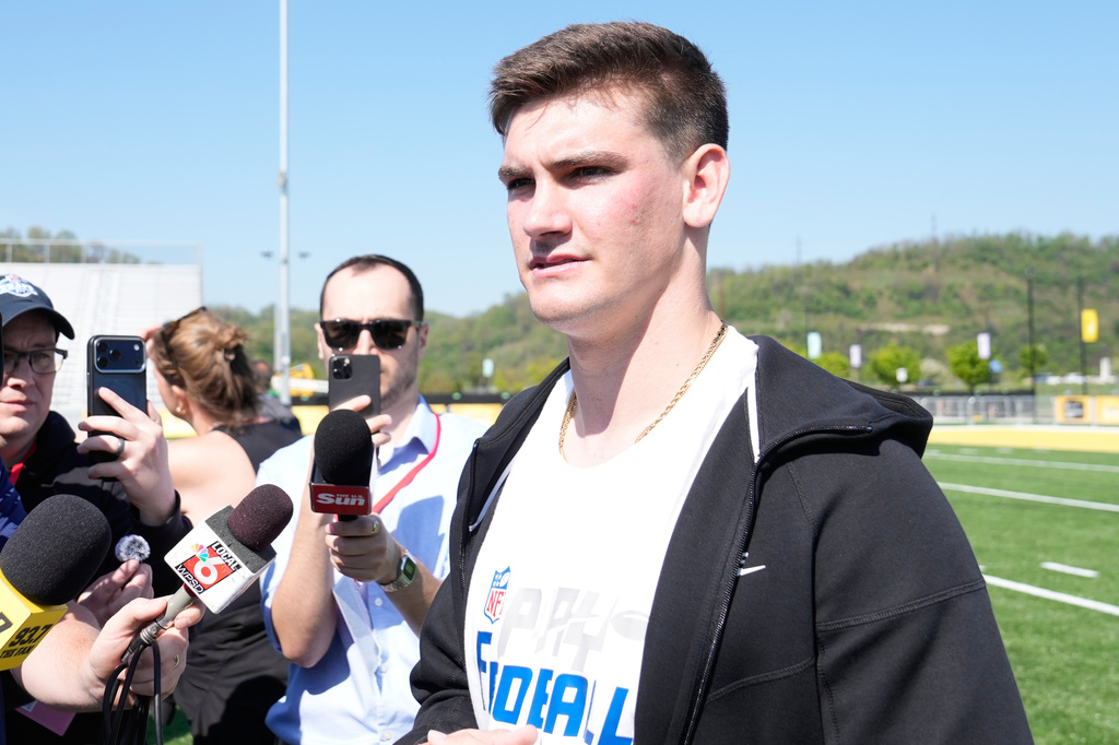 Ty Simpson, Alabama quarterback, is interviewed after the NFL's annual prospect clinic ahead of the NFL football draft Wednesday,April 22, 2026, in Pittsburgh. (AP Photo/Sue Ogrocki)