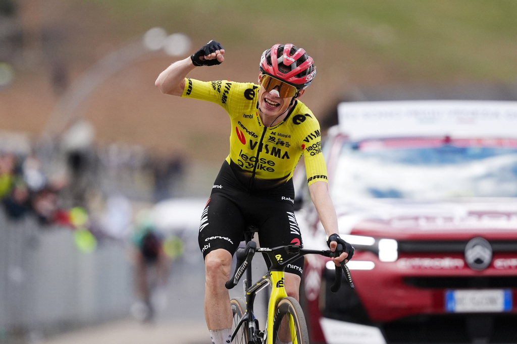 Denmark's Jonas Vingegaard celebrates winning the 7th stage of the Giro d'Italia cycling race, from Formia to Blockhaus, Italy, Friday May 15, 2026. (Massimo Paolone/LaPresse via AP)