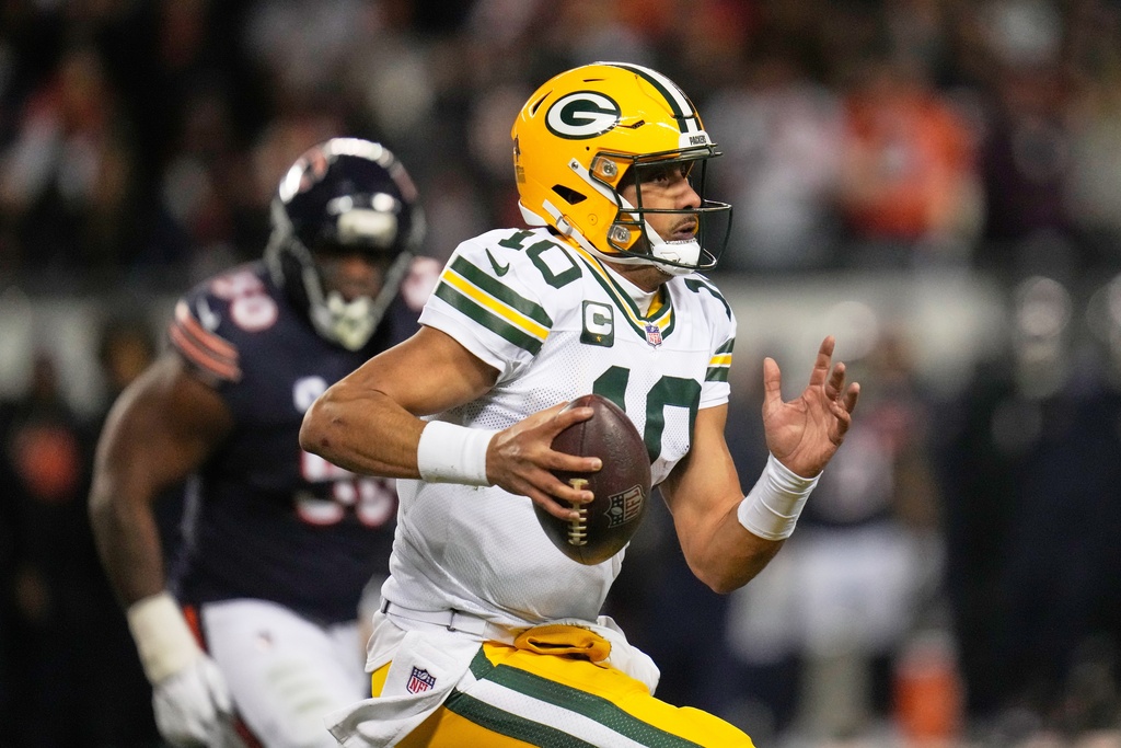 Green Bay Packers' Jordan Love scrambles during the first half of an NFL football game against the Chicago Bears Saturday, Dec. 20, 2025, in Chicago. (AP Photo/Erin Hooley)