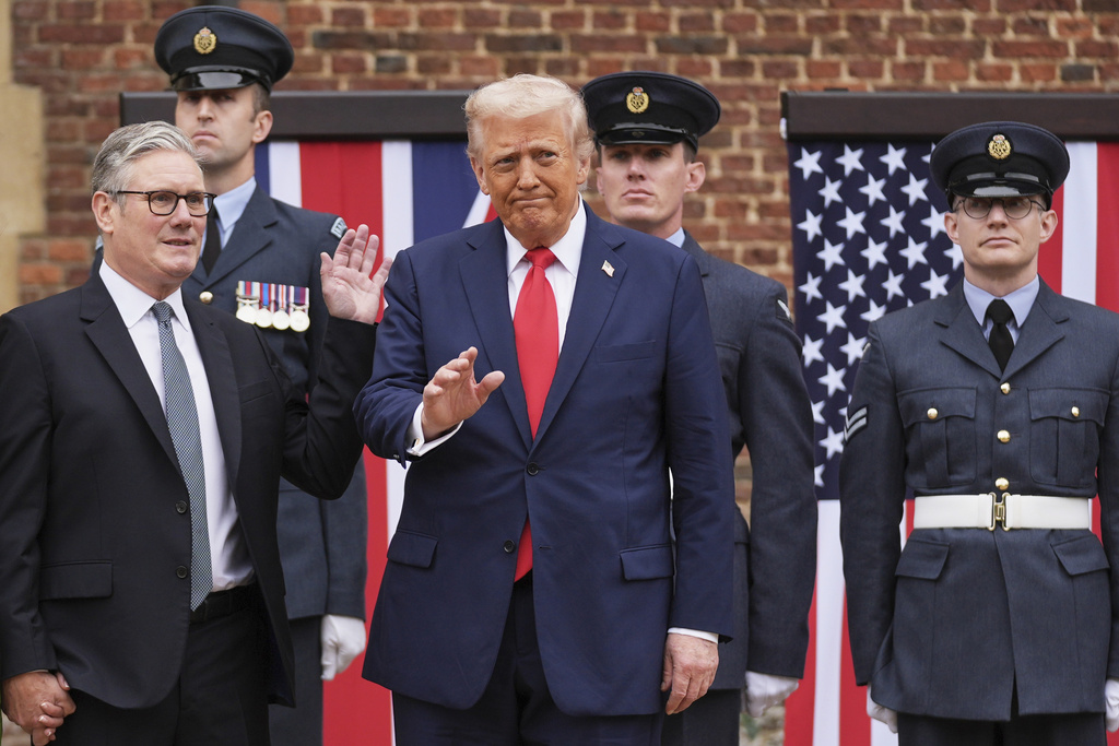 President Donald Trump waves next to Britain's Prime Minister Keir Starmer upon arriving at Chequers near Aylesbury, England, Thursday, Sept. 18, 2025. (AP Photo/Evan Vucci)