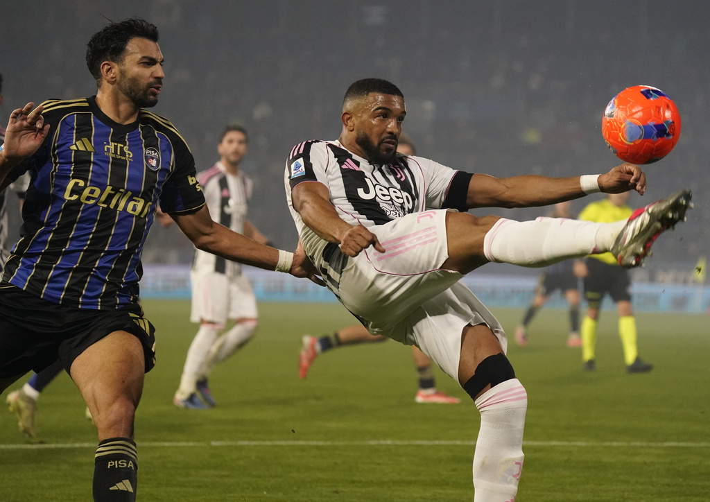 Juventus' Lloyd Kelly and Pisa's Mehdi Leris, left, in action during the Serie A soccer match between Pisa and Juventus in Pisa, Italy, Saturday Dec. 27, 2025. (Marco Bucco/LaPresse via AP)