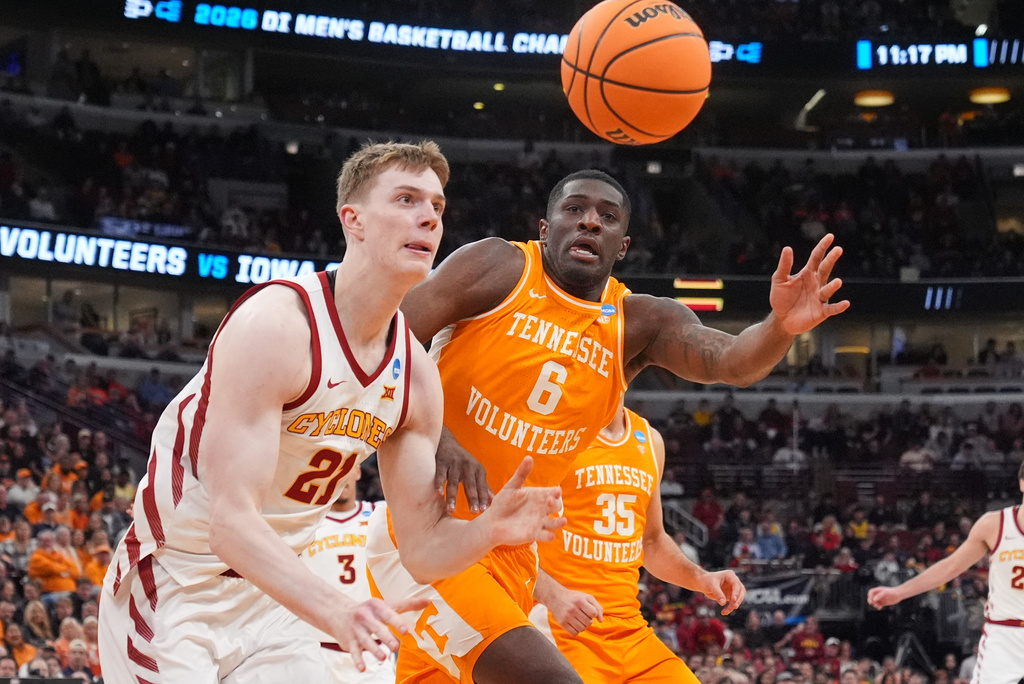 Tennessee's DeWayne Brown II (6) and Iowa State's Dominykas Pleta (21) chase a loose ball during the second half in the Sweet 16 of the NCAA college basketball tournament, Friday, March 27, 2026, in Chicago. (AP Photo/Nam Y. Huh)