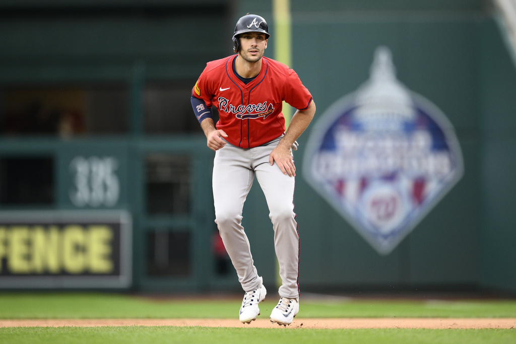 Atlanta Braves' Matt Olson takes a lead from first base during the first inning of a baseball game against the Washington Nationals, Wednesday, Sept. 17, 2025, in Washington. (AP Photo/Nick Wass)