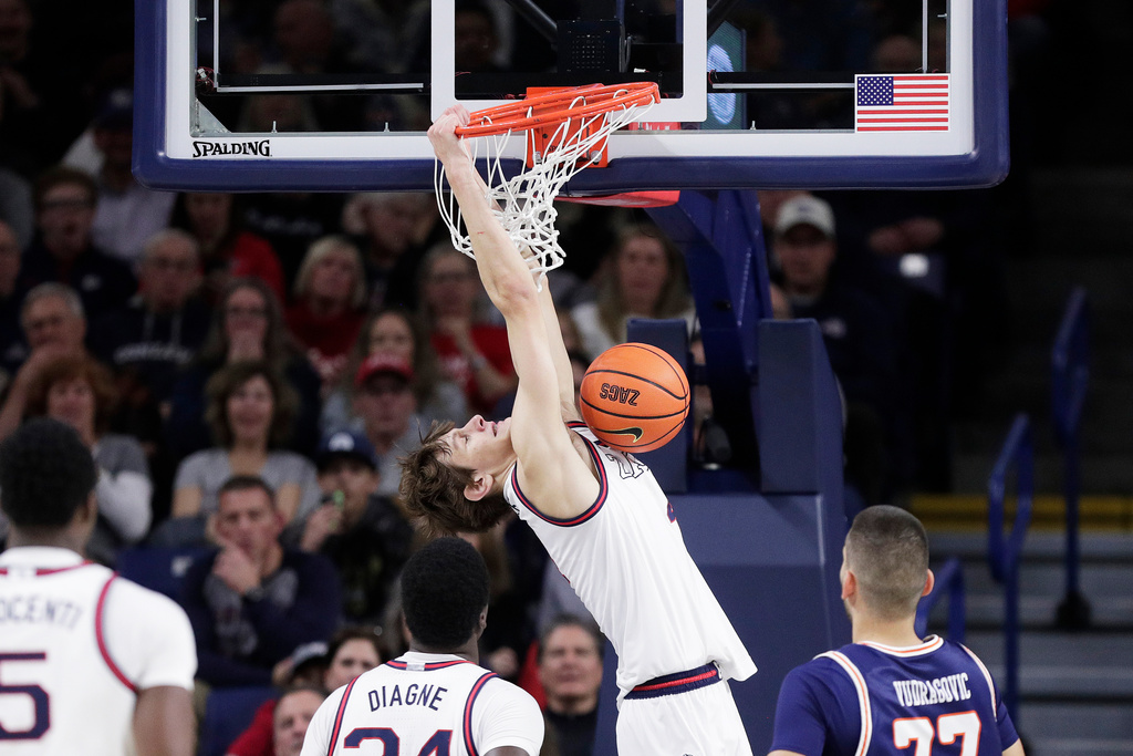 Gonzaga guard Davis Fogle, center, dunks during the first half of an NCAA college basketball game against Pepperdine, Wednesday, Jan. 21, 2026, in Spokane, Wash. (AP Photo/Young Kwak)