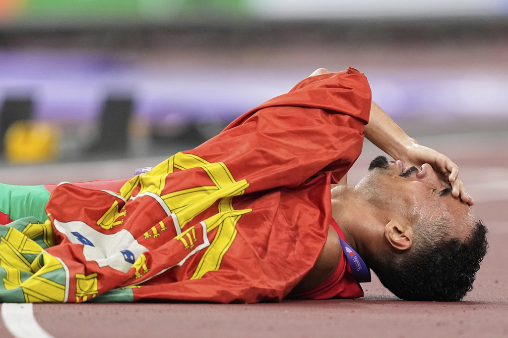 Portugal's Isaac Nader celebrates after winning the gold medal in the men's 1,500 meters final at the World Athletics Championships in Tokyo, Wednesday, Sept. 17, 2025. (AP Photo/Petr David Josek)