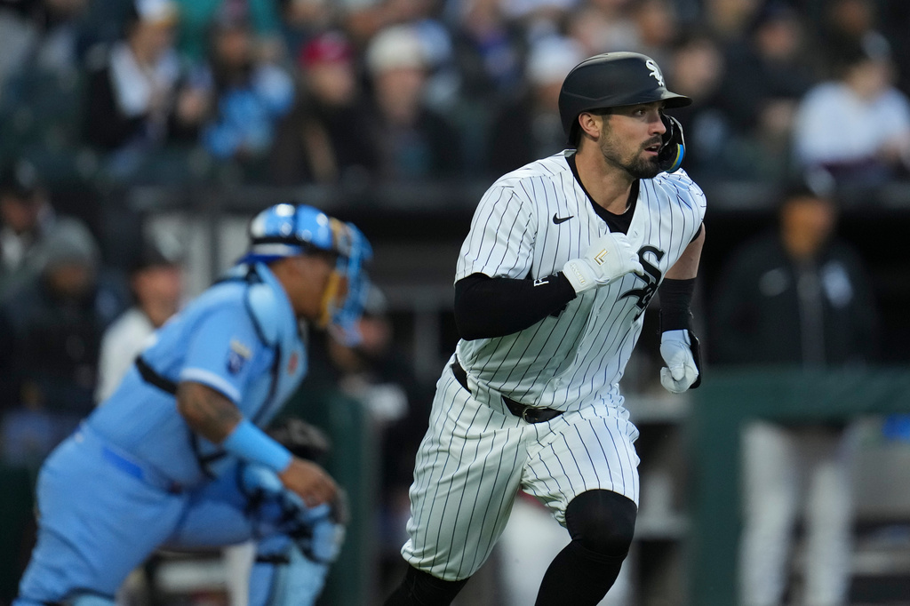 Chicago White Sox's Randal Grichuk (34) takes off after hitting a two-run single during the third inning of a baseball game against the Kansas City Royals, Thursday, May 14, 2026, in Chicago. (AP Photo/Erin Hooley)