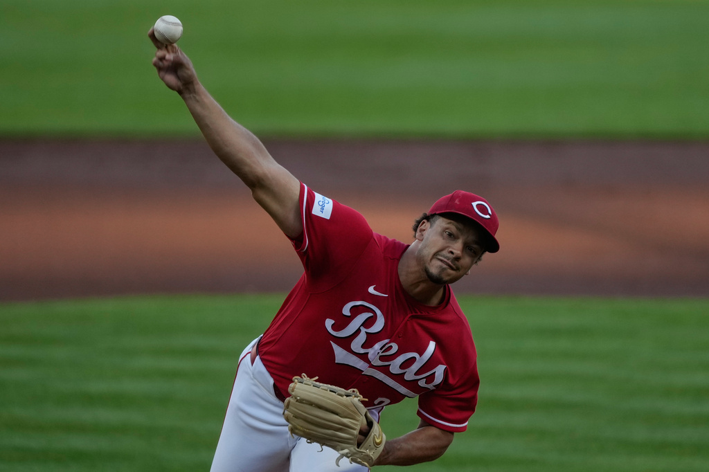 Cincinnati Reds pitcher Chase Burns throws during the first inning of a baseball game against the New York Mets in Cincinnati, Monday, June 15, 2026. (AP Photo/Carolyn Kaster)
