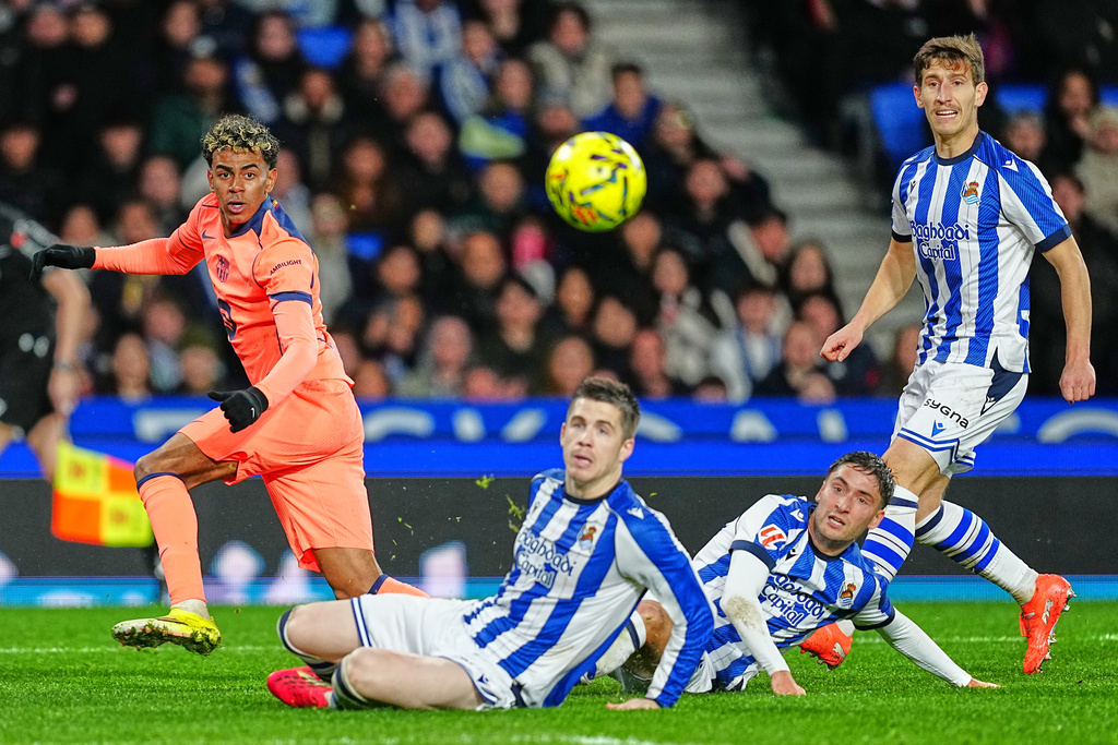 Barcelona's Lamine Yamal, left, in action during the Spanish La Liga soccer match between Real Sociedad and Barcelona in San Sebastian, Spain, Sunday, Jan. 18, 2026. (AP Photo/Miguel Oses)