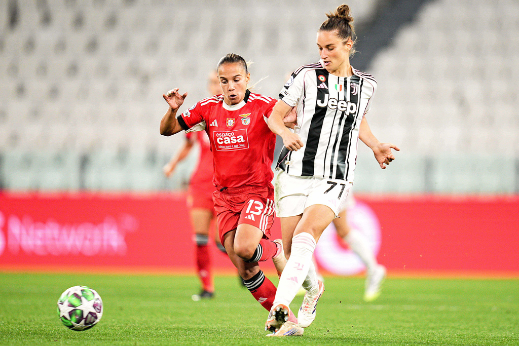 Benfica's Lucia Alves, left, fights for the ball with Juventus' Martina Lenzini during the Women's Champions League soccer match between Juventus FCL and S.L. Benfica at the Allianz Stadium in Turin, Italy, Tuesday, Oct. 7, 2025. (Marco Alpozzi/Lapresse via AP)