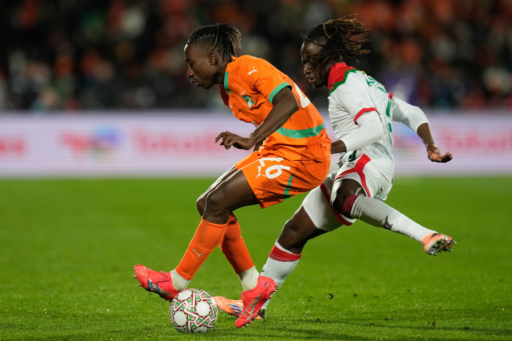 Burkina Faso's Issa Kabore, right, challenges Ivory Coast's Yan Diomande during the Africa Cup of Nations best of 16 soccer match between Ivory Coast and Burkina Faso in Marrakech, Morocco, Tuesday, Jan. 6, 2026. (AP Photo/Themba Hadebe)