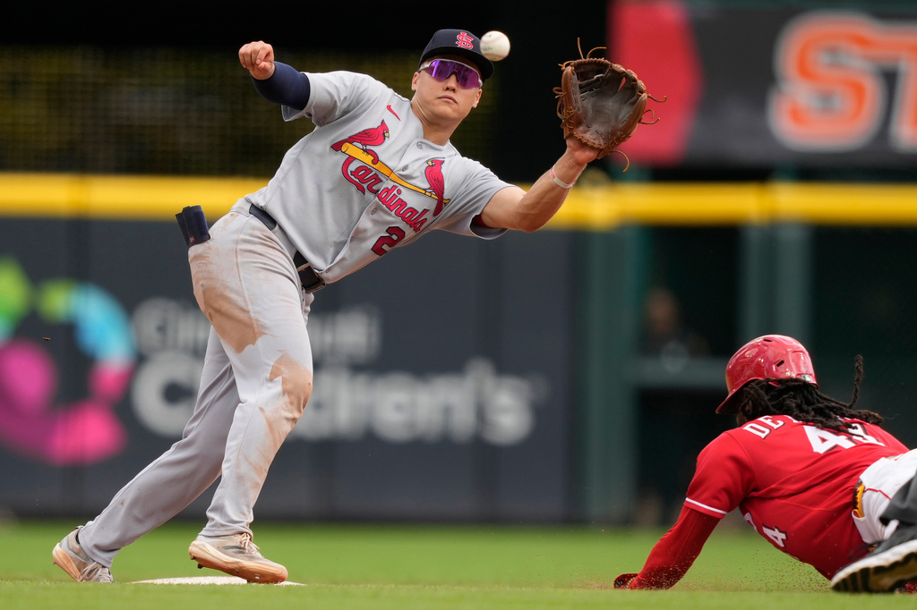 Cincinnati Reds Elly De La Cruz, right, steals second base as St. Louis Cardinals second baseman JJ Wetherholt, left, takes the throw during the eighth inning of a baseball game, Thursday, Aug. 20, 2026, in Cincinnati. (AP Photo/Carolyn Kaster)