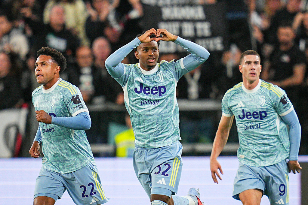 Juventus' Juan Cabal celebrates after scoring, during the Serie A soccer match between Juventus and Atalanta at the Allianz Stadium in Turin, north west Italy, Saturday, Sept. 27, 2025. (Marco Alpozzi/LaPresse via AP)
