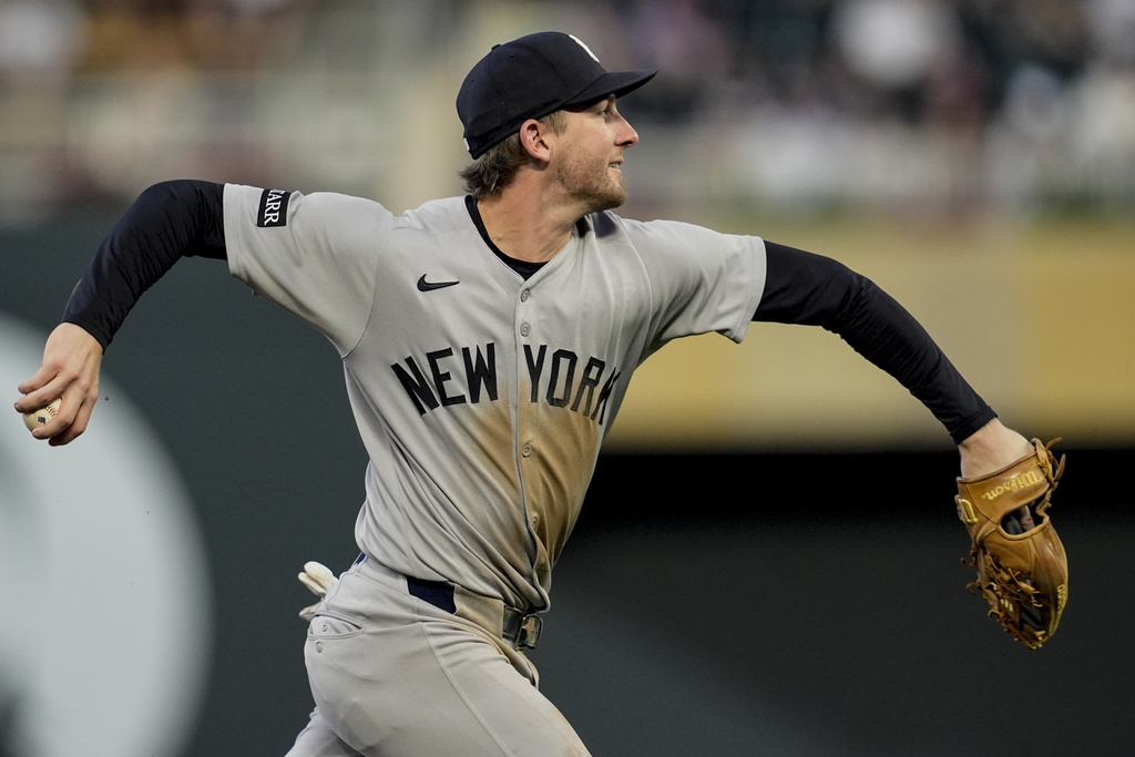 New York Yankees third baseman Ryan McMahon (19) fields a ball hit by Minnesota Twins' Mickey Gasper in the second inning of a baseball game, Tuesday, Sept. 16, 2025, in Minneapolis. (AP Photo/Mike Stewart)