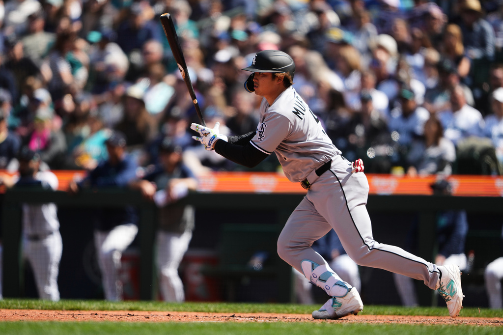 Chicago White Sox's Munetaka Murakami hits a single against the Seattle Mariners during the seventh inning of a baseball game, Wednesday, May 20, 2026, in Seattle. (AP Photo/Lindsey Wasson)