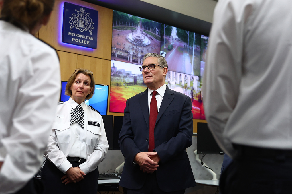 Britain's Prime Minister Keir Starmer and Commander Clair Haynes meet with police officers to discuss operational planning ahead of this weekend's protests in London, Friday, May 15, 2026. (Peter Nicholls/Pool Photo via AP)